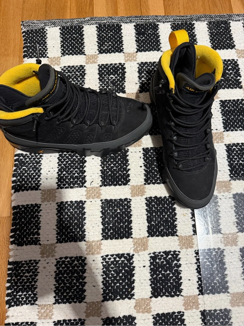 Jordan Men's Black and Yellow Air Jordan 9